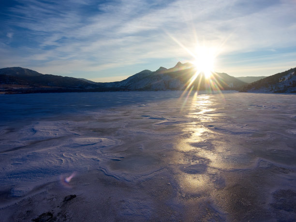 雪天湖岸