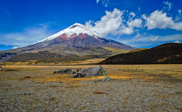 远处的火山