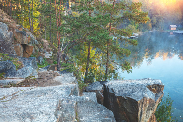 秋色湖泊河流悬崖峭壁