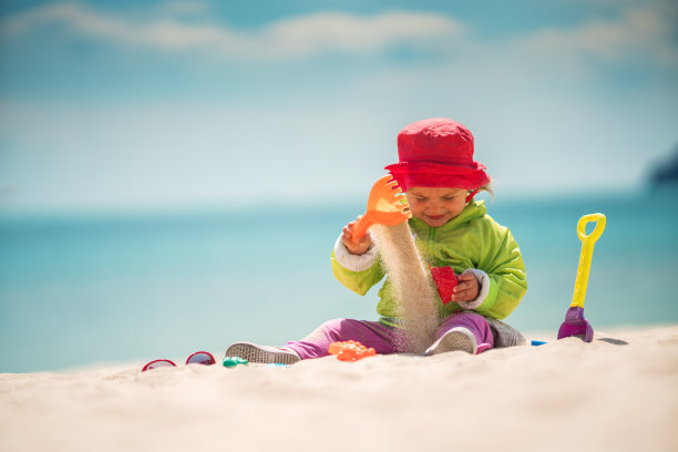 沙滩小女孩玩沙