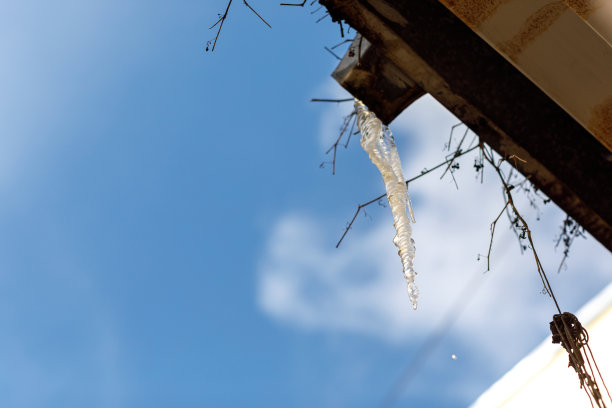 积雪屋檐