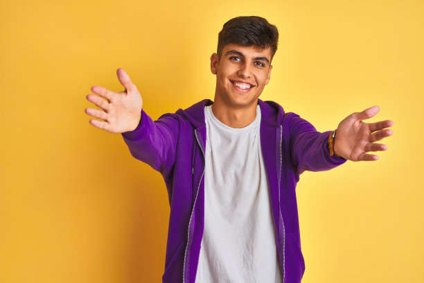 友善姿态张开双手微笑迎接你