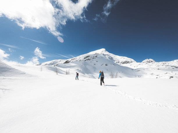 行走在雪地中的人