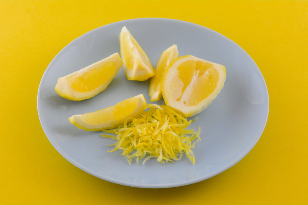 盘中柠檬片