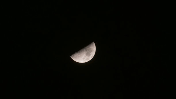 长焦拍摄月亮