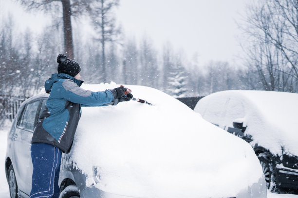 白雪覆盖汽车