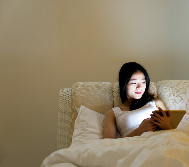 躺在床上的女人看书