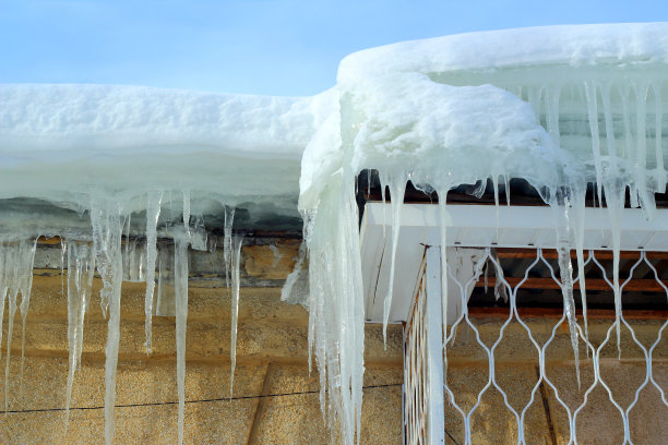 积雪屋檐