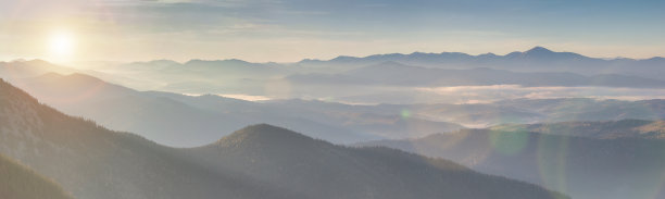 金色草地与山脉背景