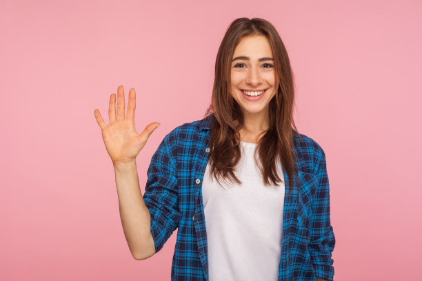 友善姿态张开双手微笑迎接你