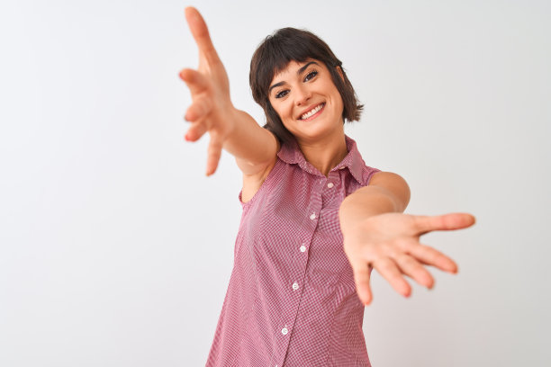 友善姿态张开双手微笑迎接你