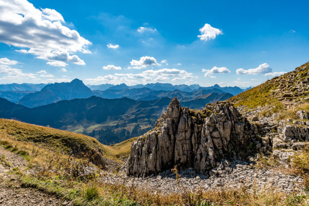 秋天的山间小路风景