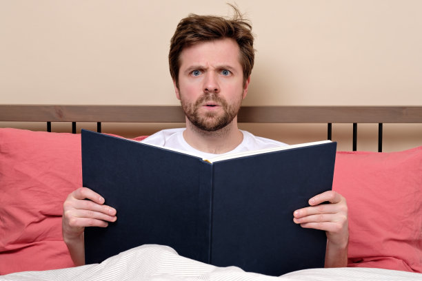 在床上看书的成熟男人