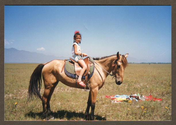 少女骑马