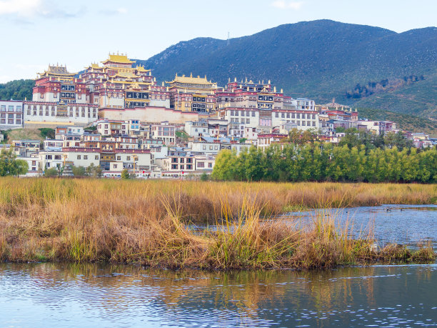 松赞林寺全景