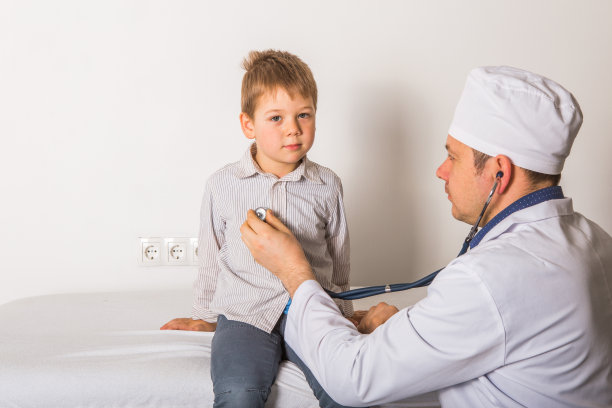 医生家庭访问。检查生病的孩子。