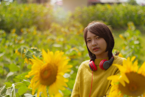 女孩手拿鲜花