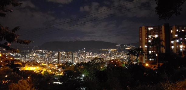 小镇街头夜景