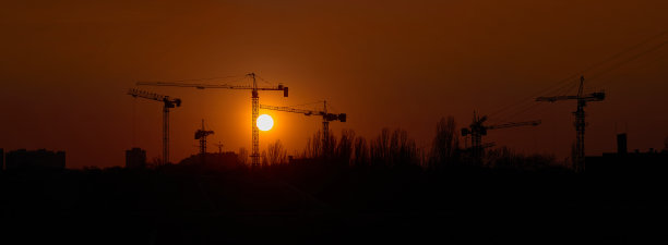 夕阳下的铁塔