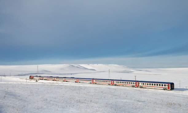 雪地里的铁轨