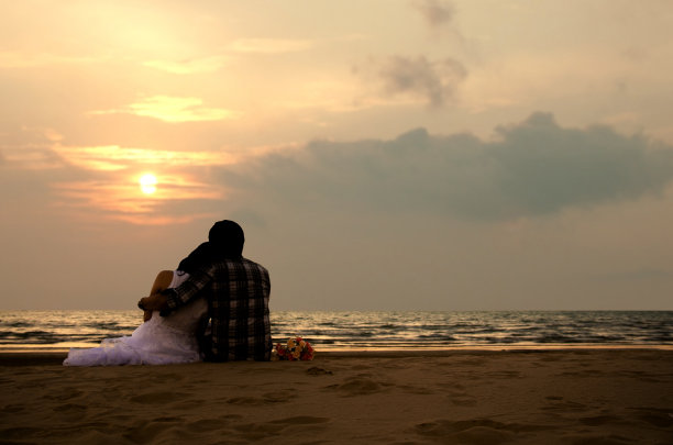 幸福的情侣拥抱在海滩上