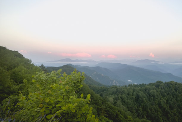 晨光中的山野