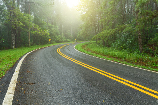 雨天的乡村道路美景