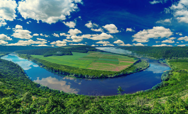 春天小河边风景