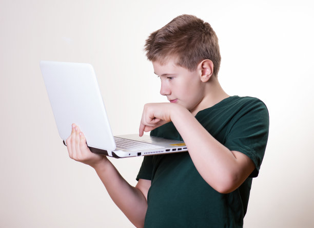 男孩在看笔记本电脑