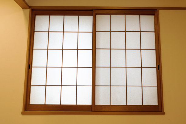 木格子窗户