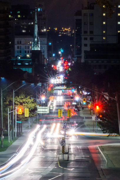 夜晚的城市绿道