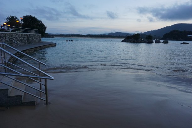 漂亮的海中岛屿风光