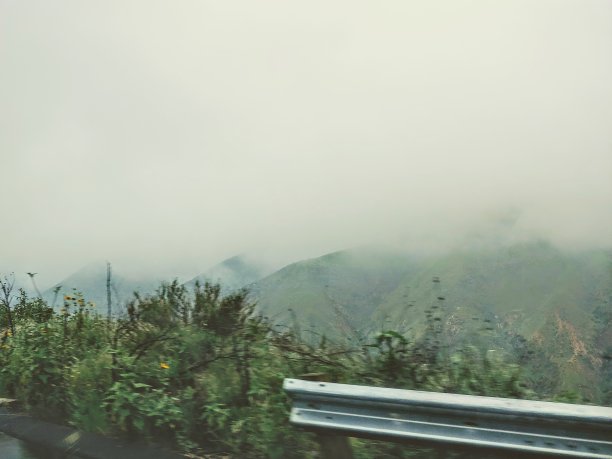 浓雾中的山区高速