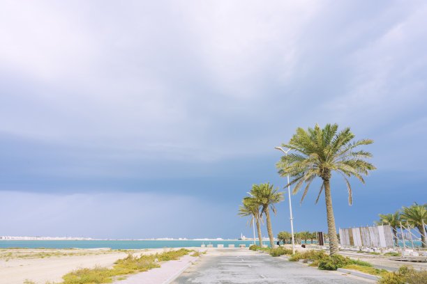 海滨小镇雨后风景