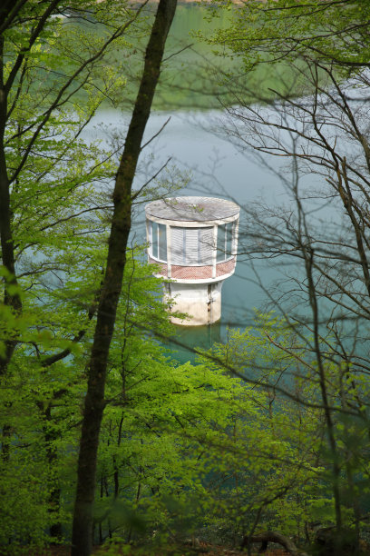 湖边水塔