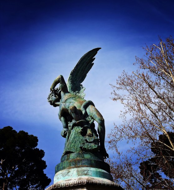 天使青铜塑像