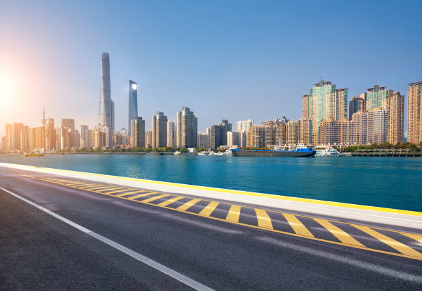 城市道路和现代建筑群背景