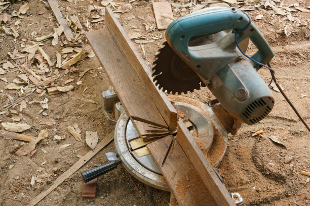 木工用电锯切割木板