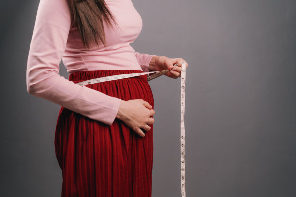 女性测量腰围