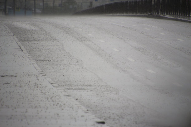 大雨中的路面水泡