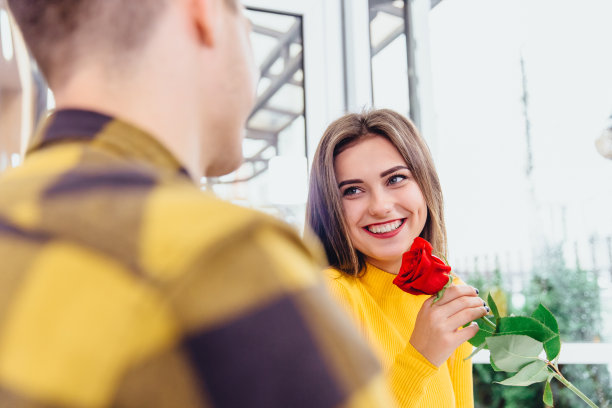 女孩手拿鲜花