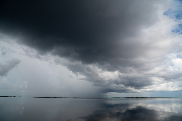 阴雨天的湖面