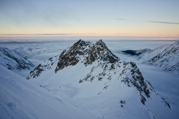 冬季雪山清晨