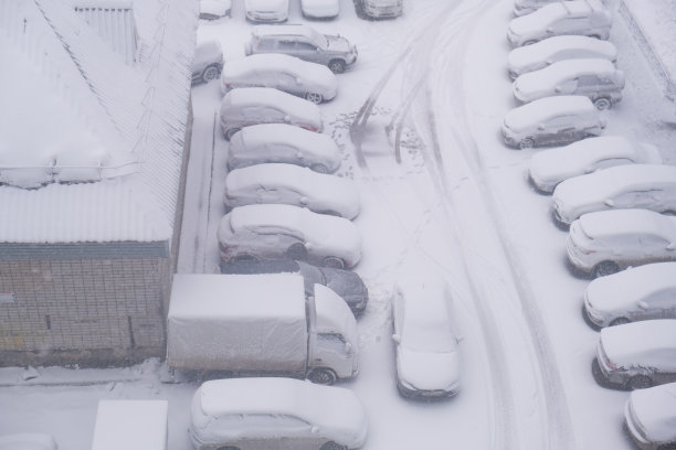 大雪覆盖的汽车