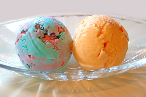 彩色冰淇淋甜点