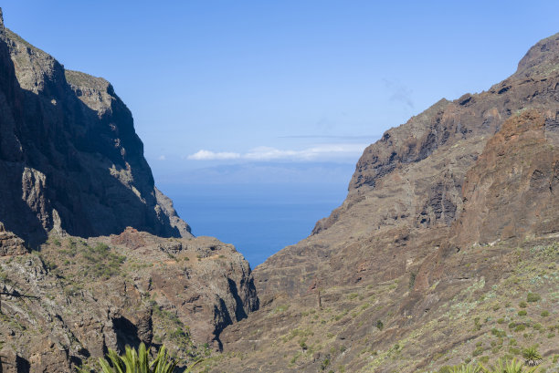 峡谷风光峭壁绿植蓝天