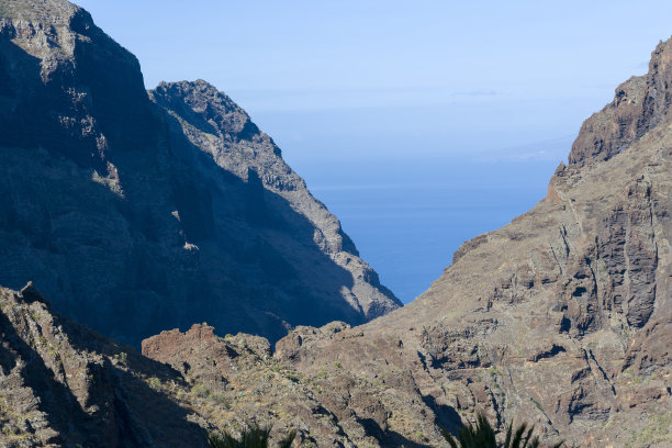 峡谷风光峭壁绿植蓝天
