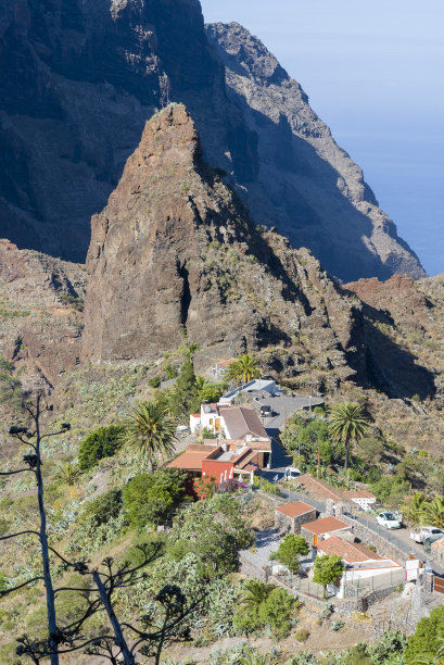 峡谷风光峭壁绿植蓝天