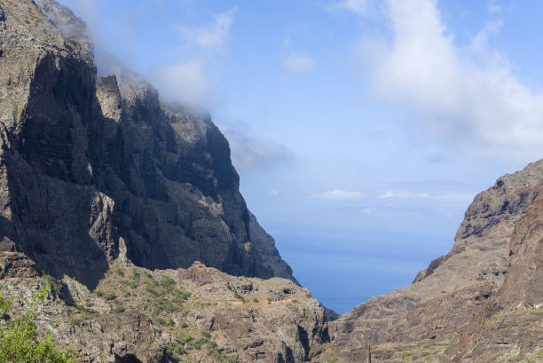 峡谷风光峭壁绿植蓝天