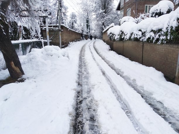 冬季远山村庄雪景